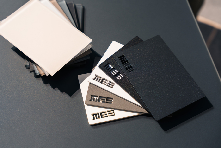 Échantillons de couleurs et finitions thermolaquées pour mobilier extérieur design minimaliste en aluminium haut de gamme signé MEB.